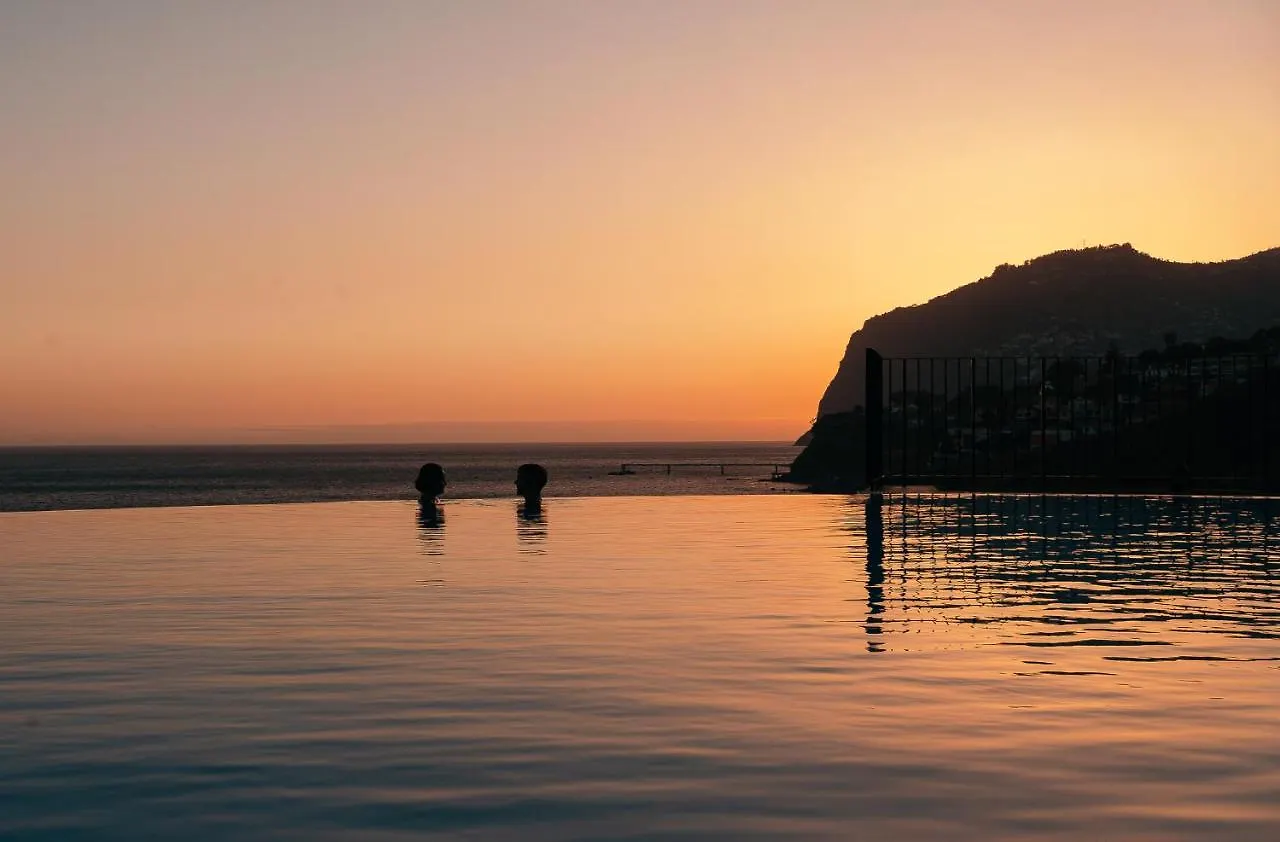 Infinity Pool & Amazing Sunset Ocean View Apartment Funchal