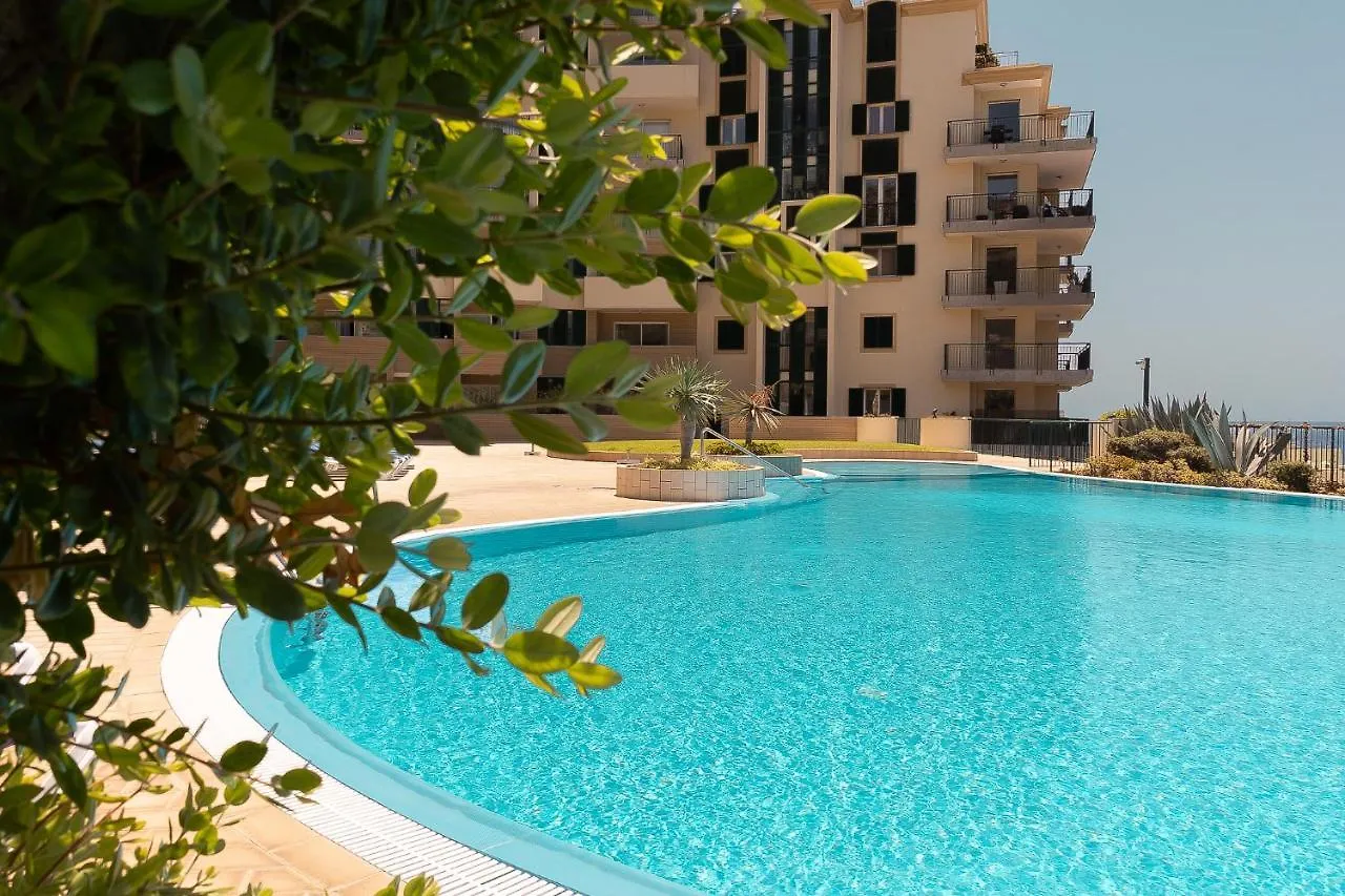 Infinity Pool & Amazing Sunset Ocean View Apartment Funchal