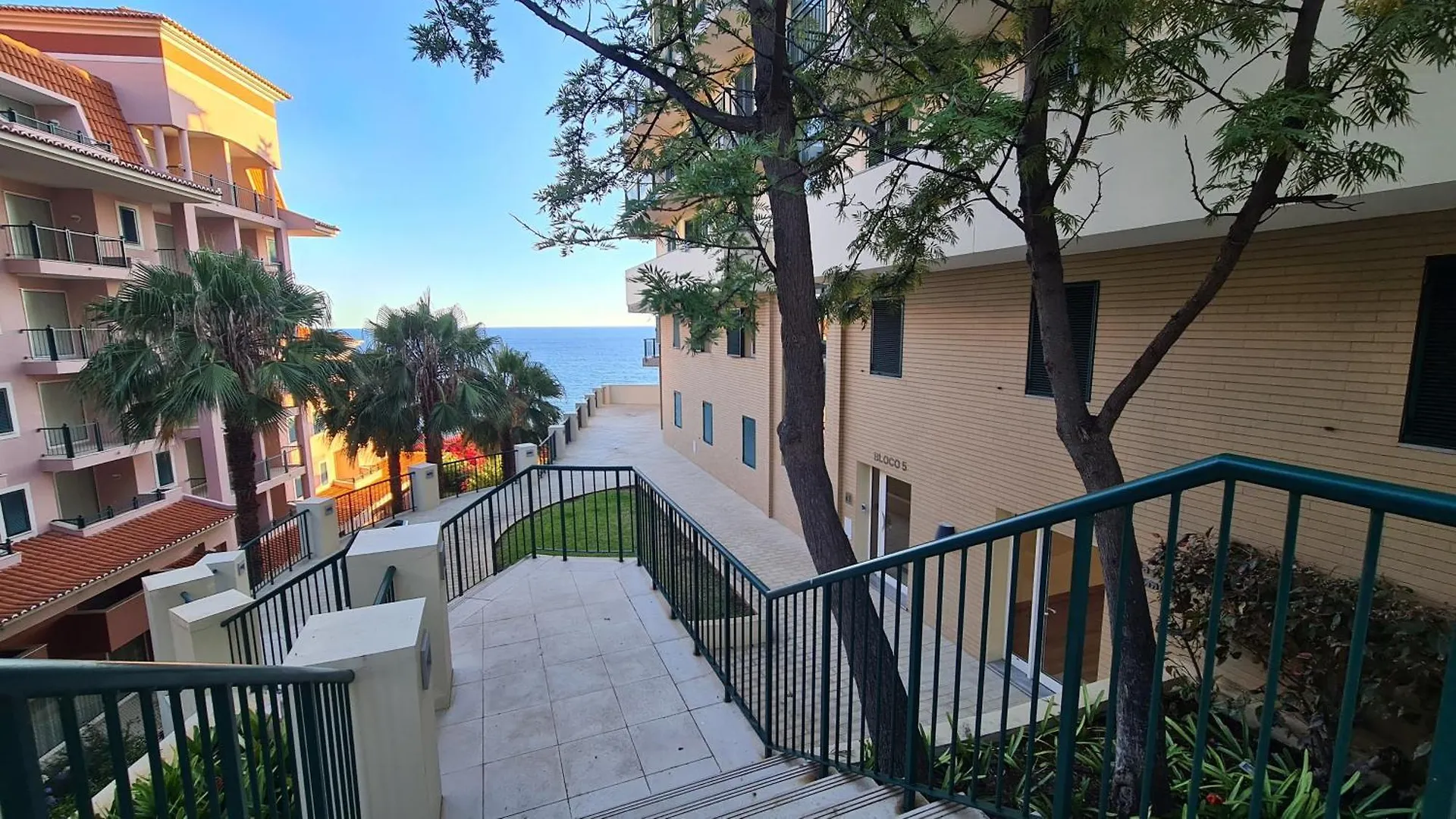 Infinity Pool & Amazing Sunset Ocean View Apartment Funchal