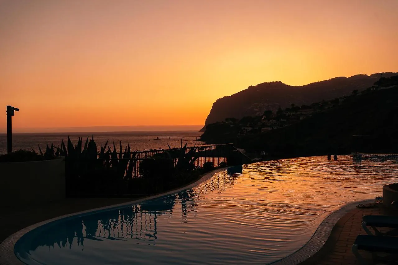 Infinity Pool & Amazing Sunset Ocean View Apartment Funchal