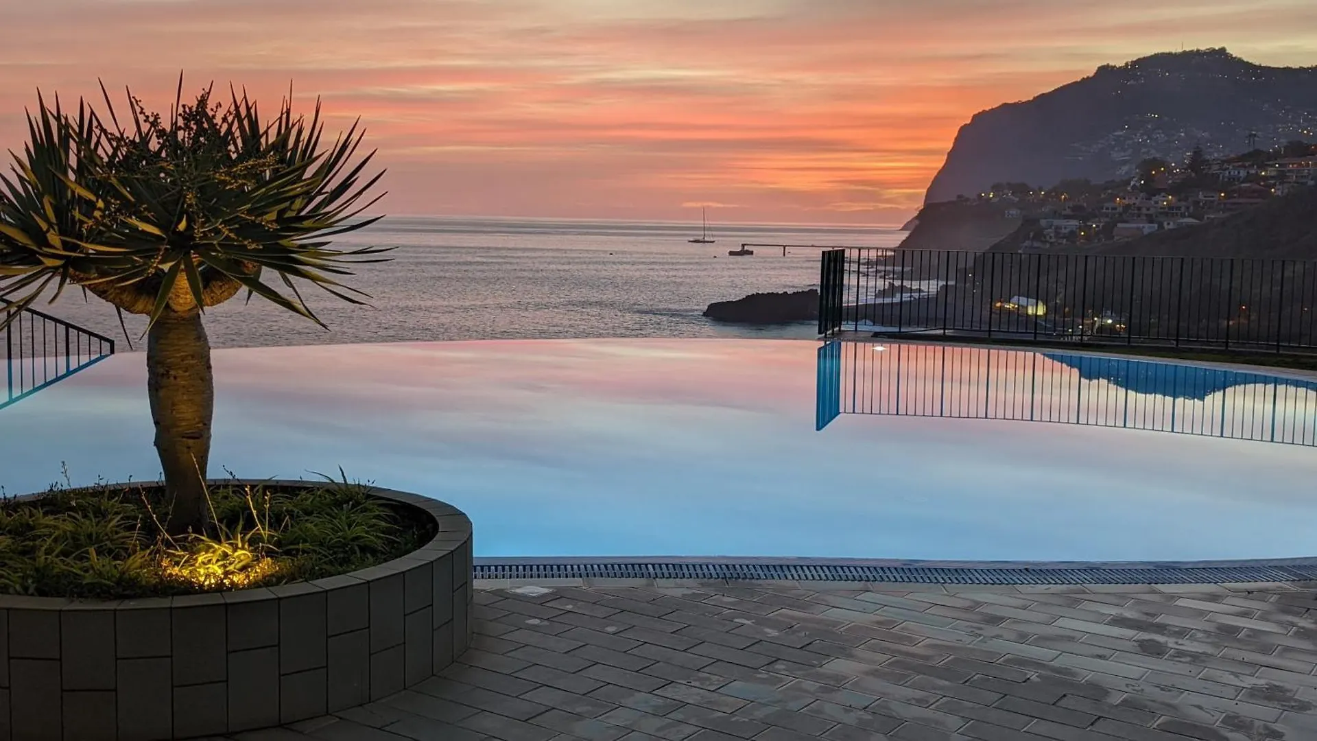Infinity Pool & Amazing Sunset Ocean View Apartment Funchal