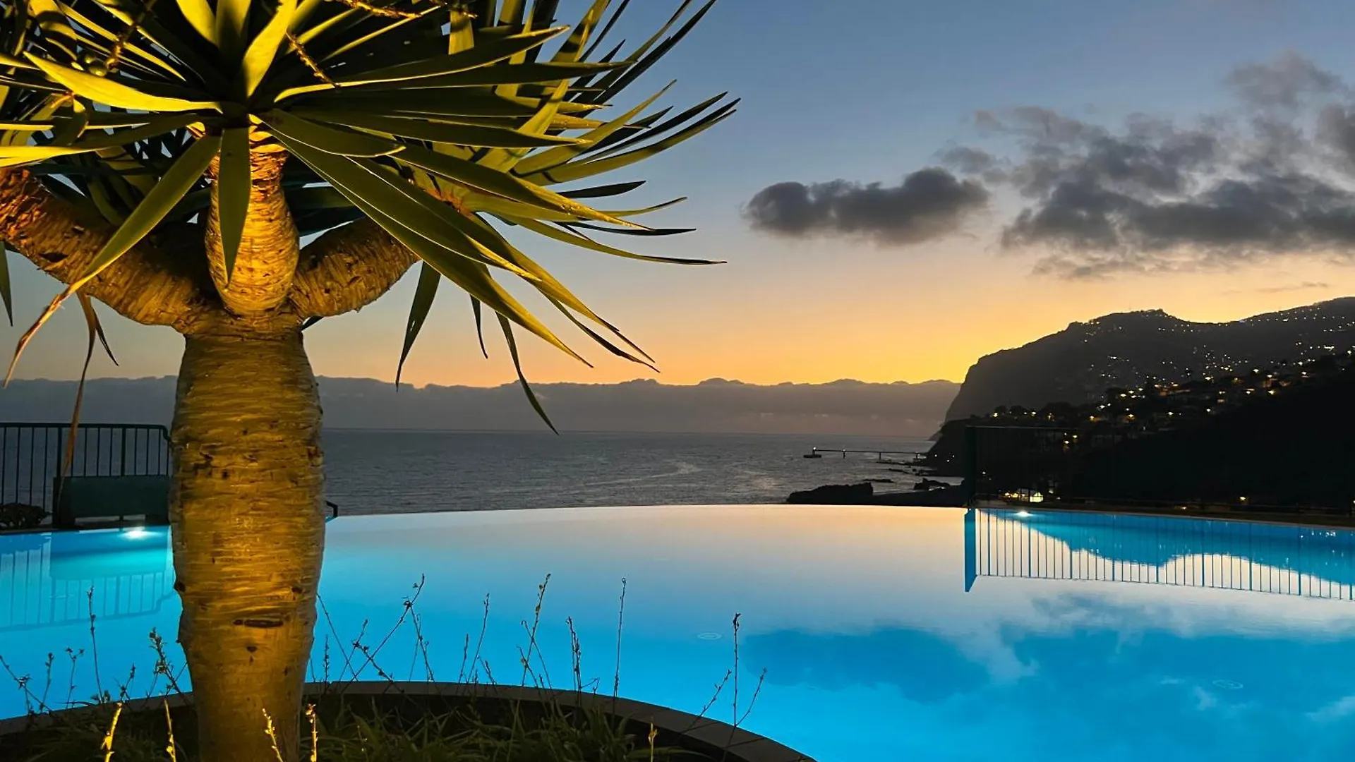 Infinity Pool & Amazing Sunset Ocean View Apartment Funchal  Portugal