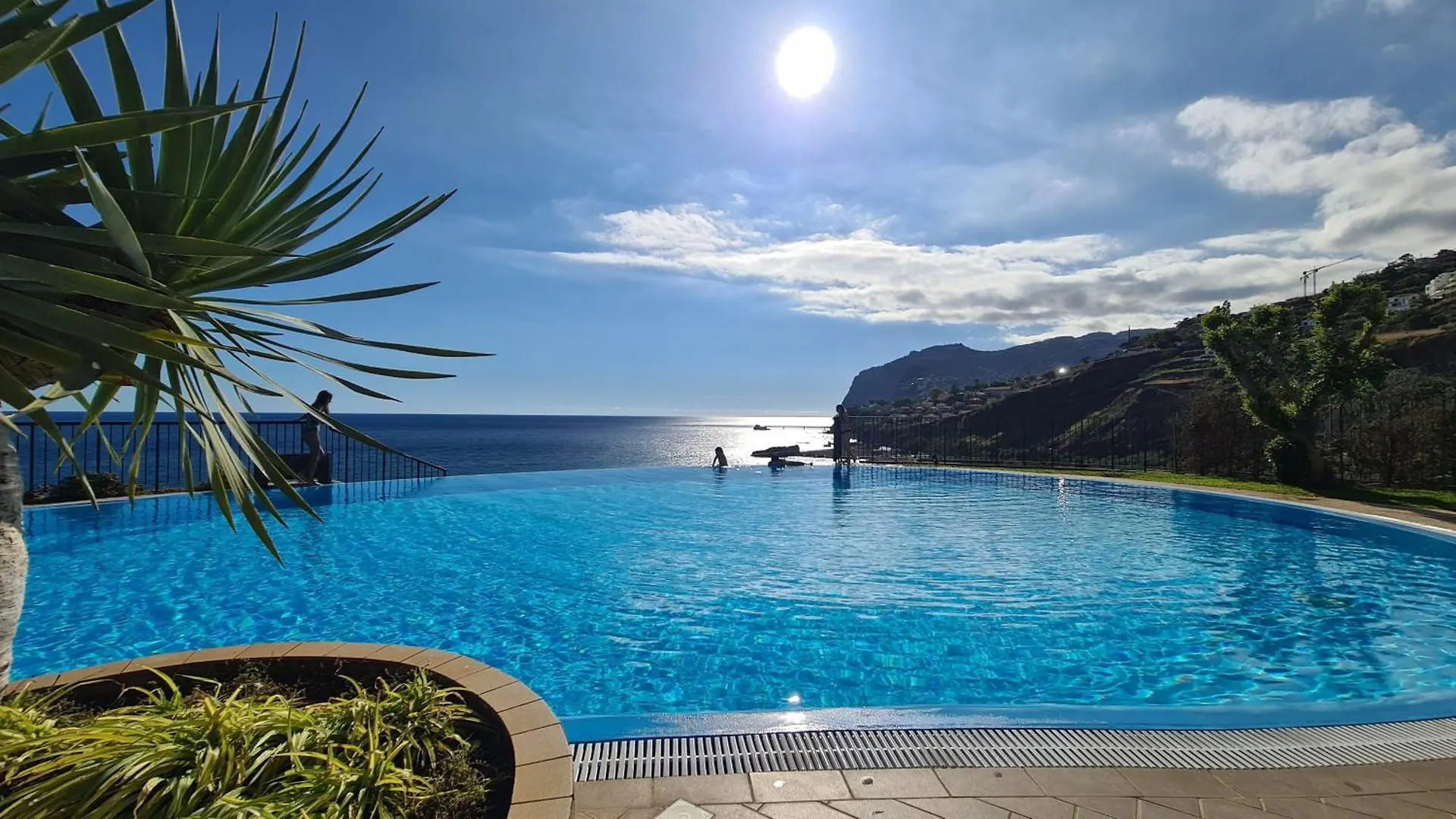 Infinity Pool & Amazing Sunset Ocean View Apartment Funchal  Funchal (Madeira)